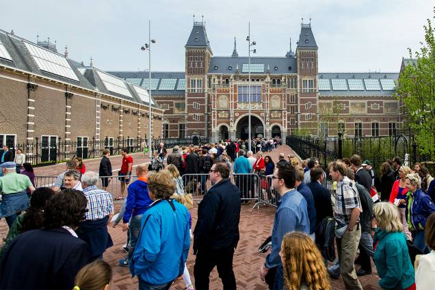Turistas aguardam em fila para entrar no 'Rijksmuseum', museu localizado em Amsterdã, na Holanda - 08/05/2013 Turistas aguardam em fila para entrar no 'Rijksmuseum', museu localizado em Amsterdã, na Holanda - 08/05/2013