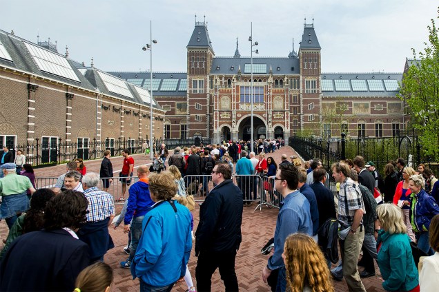 Turistas aguardam em fila para entrar no 'Rijksmuseum', museu localizado em Amsterdã, na Holanda - 08/05/2013