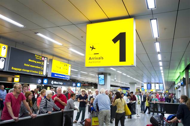 Turistas são fotografados no aeroporto de Schipol, em Amsterdã, na Holanda - 18/08/2013
