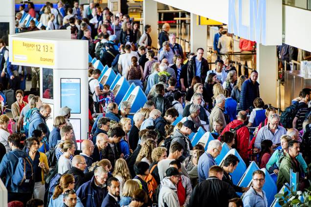 Viajantes aguardam para realizar check-in no Aeroporto de Schipol, em Amsterdã, na Holanda, durante temporada de verão - 20/07/2015