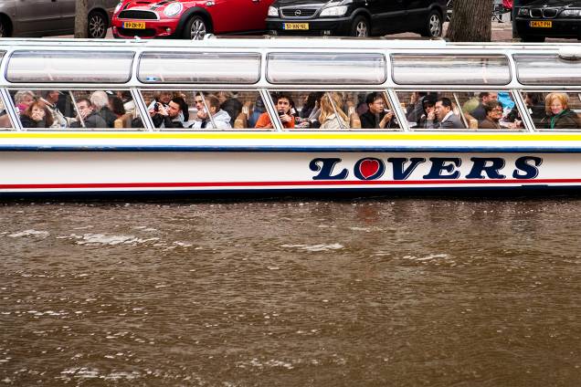 Turistas realizam passeio de barco em Amsterdã, na Holanda - 04/04/2009