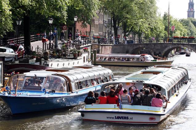 Turistas realizam passeio de barco nos canais em Amsterdã, na Holanda - 23/08/2012