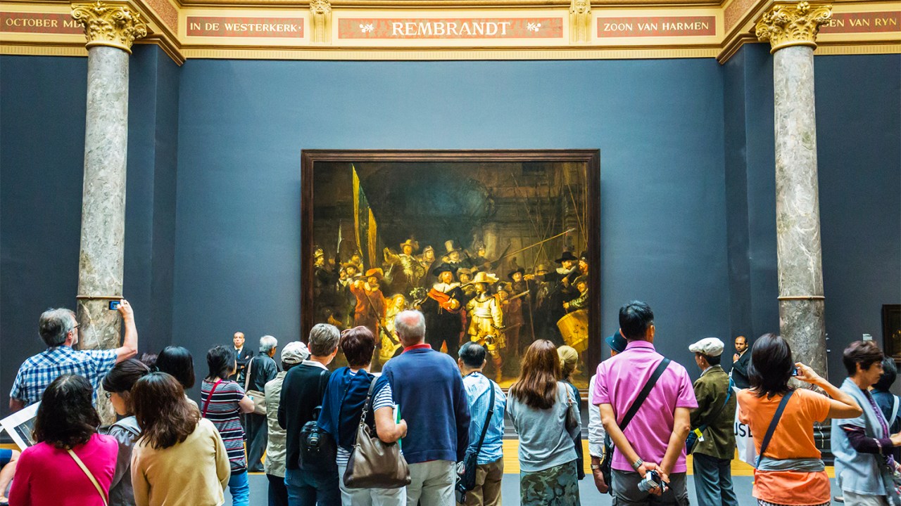 Turistas observam obra de arte no Rijksmuseum, museu localizado em Amsterdã, na Holanda - 31/08/2014