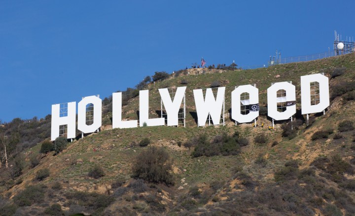 Homem altera letreiro de Hollywood para fazer alusão à maconha