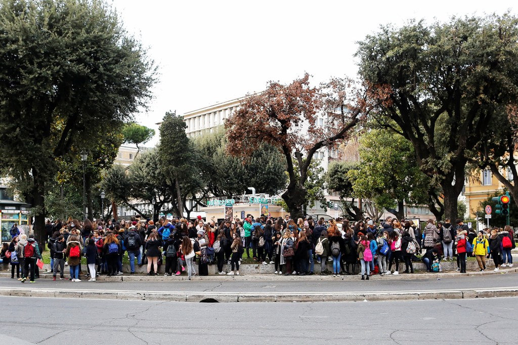 Estudantes são evacuados de escola após tremores de 5,3 e 5,4 graus na escala Richter atingirem a cidade de Roma, na Itália - 18/01/2017