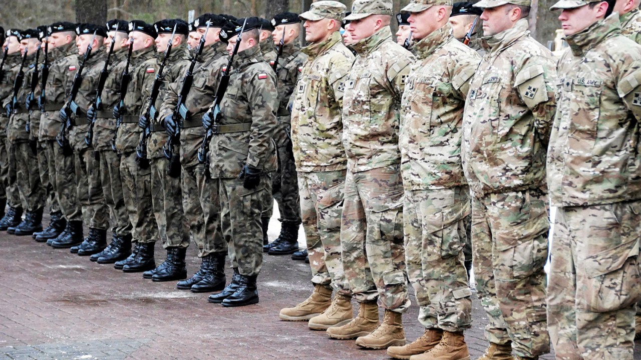 Soldados americanos chegam na cidade polonesa de Zagan - 12/01/2017