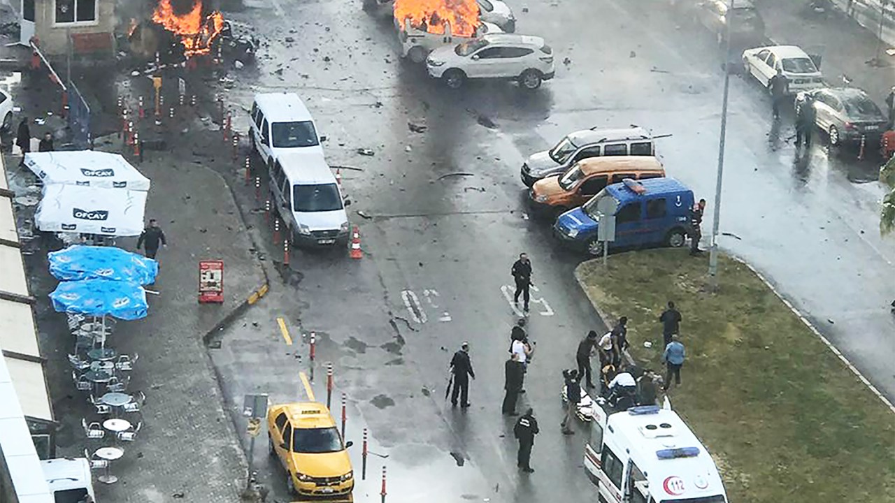 Carros são vistos incendiados após explosão em frente a um tribunal de Esmirna, na Turquia - 05/01/2017