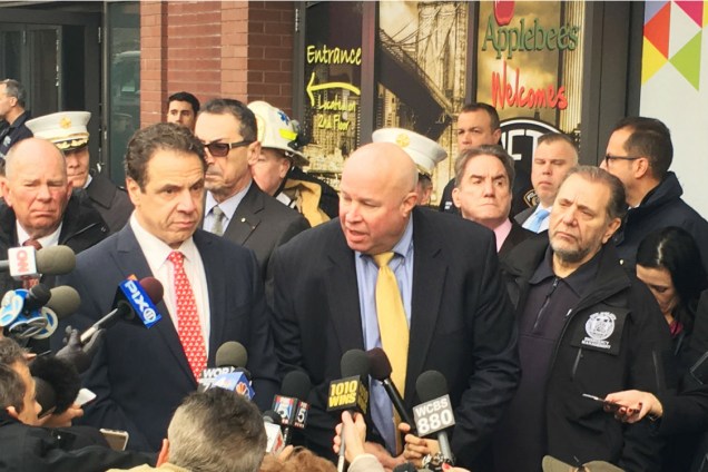 O governador de NY Andrew Cuomo (gravata vermelha) e o diretor da MTA Tom Prendergast (gravata amarela) dão coletiva após o acidente