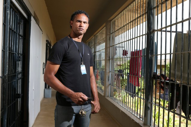 O ex-goleiro Bruno tem as chaves da própria cela: na cadeia, ele trabalha como vigia - Foto: Sérgio Dutti