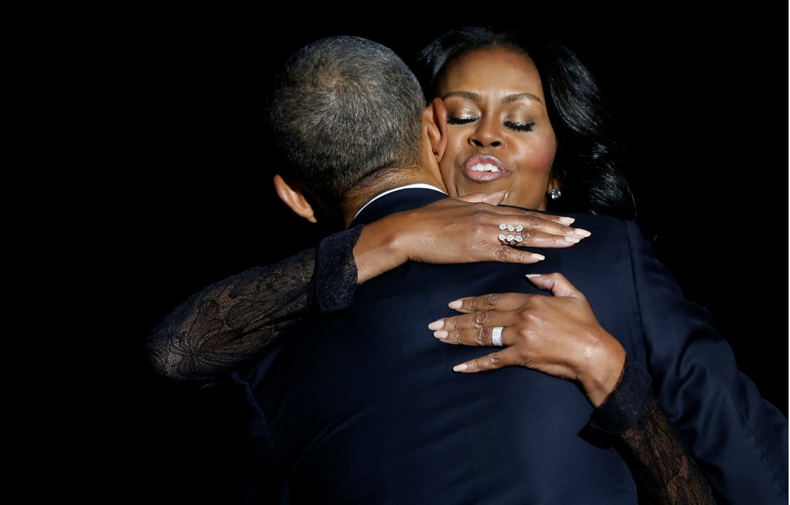 Barack e Michelle Obama se abraçam em Chicago