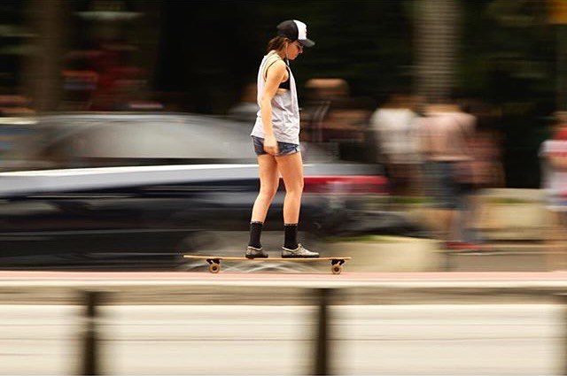 Mulher anda de skate na Avenida Paulista