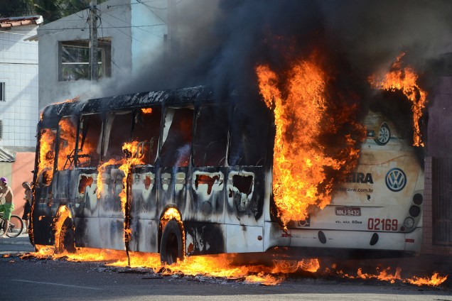 Bandidos ateiam fogo em ônibus na Rua Café Filho, zona leste de Natal (RN) - 18/01/2017
