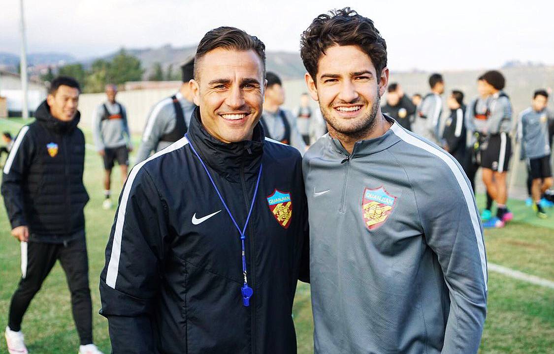 Pato posa para foto com Cannavaro