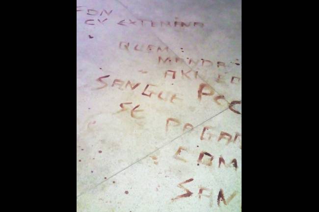 Integrantes do PCC escrevem frase com sangue após massacre na Penitenciária Agrícola de Monte Cristo, em Boa Vista (RR) - 06/01/2017