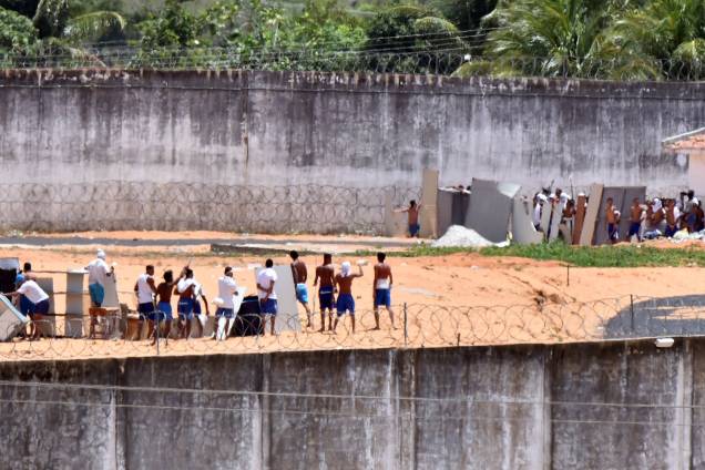 Presos da Penitenciária Estadual de Alcaçuz, em Nísia Floresta (RN), iniciam nova rebelião na manhã desta terça-feira (17). Os presos dos pavilhões 1, 2, 3 e 4 tentam invadir o pavilhão 5 Presos da Penitenciária Estadual de Alcaçuz, em Nísia Floresta (RN), iniciam nova rebelião na manhã desta terça-feira (17). Os presos dos pavilhões 1, 2, 3 e 4 tentam invadir o pavilhão 5