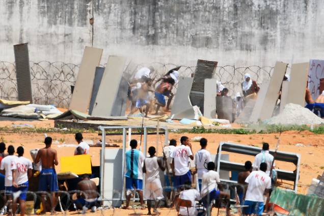 Presos da Penitenciária Estadual de Alcaçuz, em Nísia Floresta (RN), iniciam nova rebelião na manhã desta terça-feira (17). Os presos dos pavilhões 1, 2, 3 e 4 tentam invadir o pavilhão 5 Presos da Penitenciária Estadual de Alcaçuz, em Nísia Floresta (RN), iniciam nova rebelião na manhã desta terça-feira (17). Os presos dos pavilhões 1, 2, 3 e 4 tentam invadir o pavilhão 5