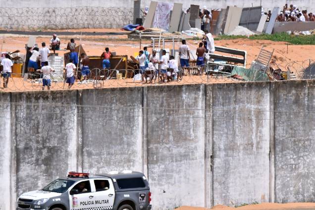 Presos da Penitenciária Estadual de Alcaçuz, em Nísia Floresta (RN), iniciam nova rebelião na manhã desta terça-feira (17). Os presos dos pavilhões 1, 2, 3 e 4 tentam invadir o pavilhão 5 Presos da Penitenciária Estadual de Alcaçuz, em Nísia Floresta (RN), iniciam nova rebelião na manhã desta terça-feira (17). Os presos dos pavilhões 1, 2, 3 e 4 tentam invadir o pavilhão 5