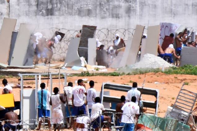 Presos de facções rivais durante rebelião no presídio de Alcaçuz, na grande Natal - 17/01/2017 Presos de facções rivais durante rebelião no presídio de Alcaçuz, na grande Natal - 17/01/2017