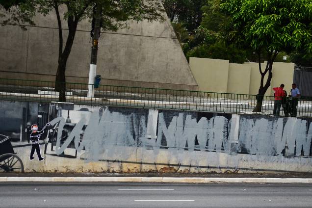 Intervenção na obra do grafiteiro Eduardo Kobra na Avenida 23 de Maio Intervenção na obra do grafiteiro Eduardo Kobra na Avenida 23 de Maio