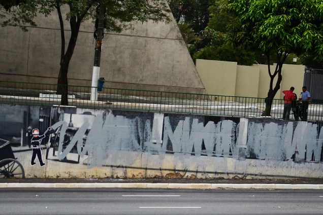 Intervenção na obra do grafiteiro Eduardo Kobra na Avenida 23 de Maio