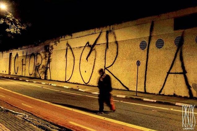 Um dos muros da Avenida 23 de Maio foi pichado diversas vezes com o nome do prefeito de São Paulo, João Doria, nesta quarta-feira (25)