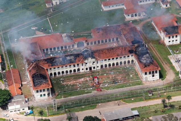 Imagem aérea da Penitenciária de Bauru em chamas após 62 detentos fugirem durante rebelião