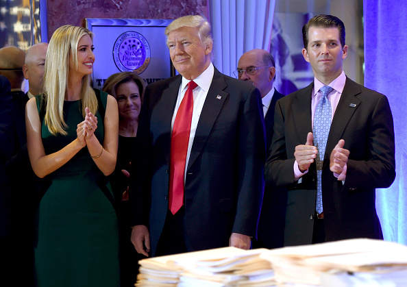 Donald Trump e seus filhos Ivanka e Donald Jr., durante a primeira coletiva de imprensa (Foto: TIMOTHY A. CLARY/AFP/Getty Images)