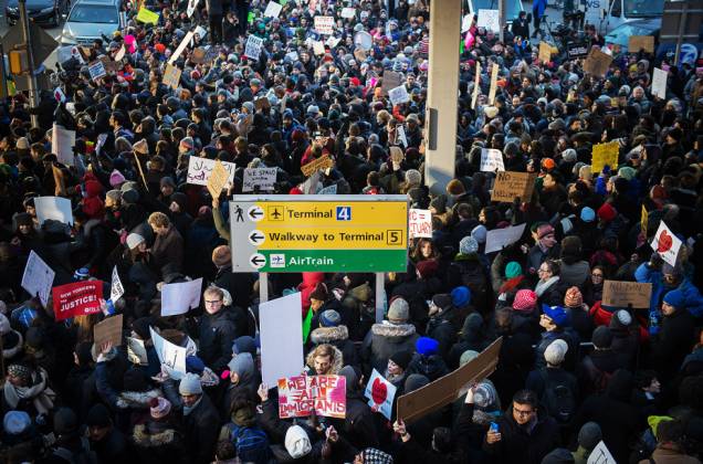 Manifestantes protestam no Terminal 4 do Aeroporto Internacional John F. Kennedy, contra o decreto do presidente Donald Trump para barrar a entrada de cidadãos de sete países muçulmanos nos Estados Unidos  - 28/01/2017
