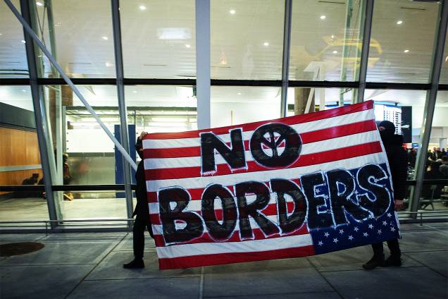 Manifestantes protestam no Terminal 4 do Aeroporto Internacional John F. Kennedy, contra o decreto do presidente Donald Trump para barrar a entrada de cidadãos de sete países muçulmanos nos Estados Unidos  - 28/01/2017