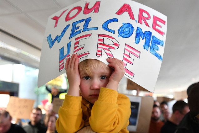 Criança segura um cartaz no Aeroporto Internacional de São Francisco, contra o decreto do presidente Donald Trump para barrar a entrada de cidadãos de sete países muçulmanos nos Estados Unidos  - 29/01/2017