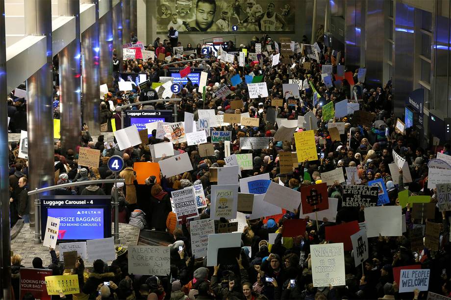 A ordem do presidente Donald Trump que proibiu a entrada nos EUA de cidadãos de sete países de maioria muçulmana gerou caos e protestos em todo o país - 29/01/2017