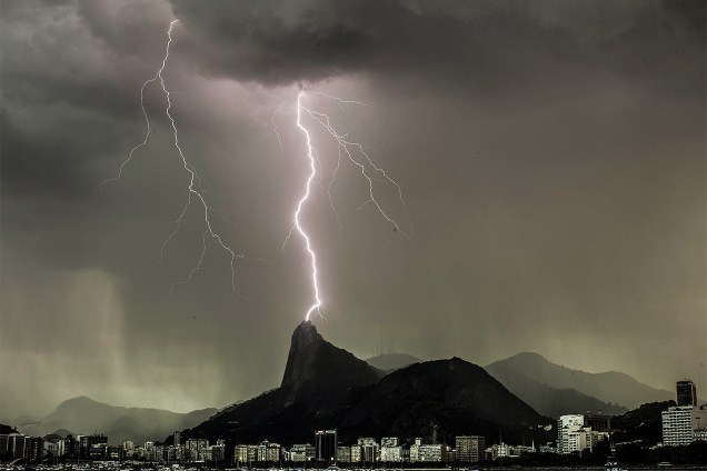 Vista do morro do Corcovado com o Cristo Redentor. Tempestade e raios no final de tarde desta quarta-feira (25) na cidade do Rio de Janeiro (RJ)
