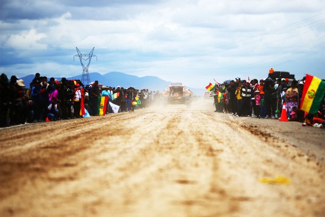 Público acompanha passagem do carro do piloto francês Eric Bernard, durante o sexto dia do Rali Dakar 2017, entre as cidades bolivianas de Oruro e La Paz - 07/01/2017