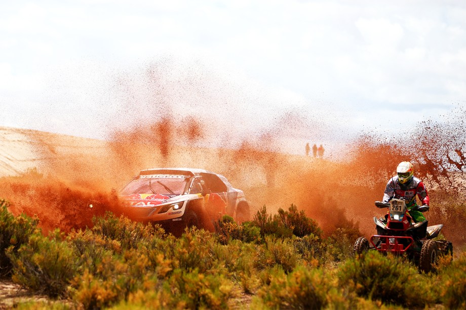 O piloto francês Sebastien Loeb (esq) e o argentino Santiago Hansen (dir), durante o sétimo dia do Rali Dakar 2017, entre as cidades bolivianas de La Paz e Uyuni - 09/01/2017