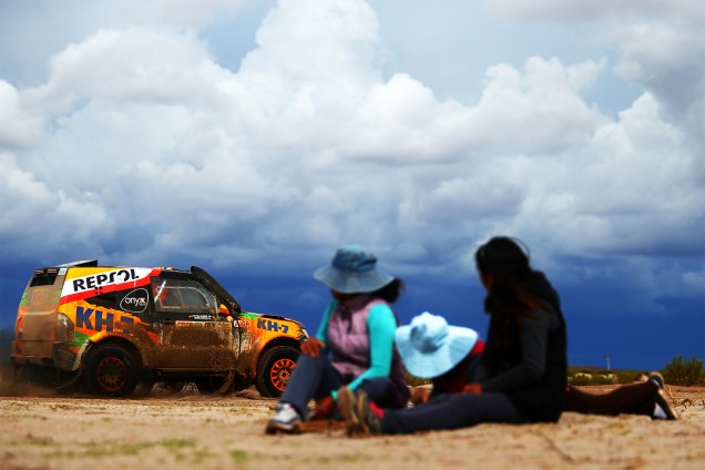 Público observa passagem do piloto espanhol Isidre Esteve, durante o sétimo dia do Rali Dakar 2017, entre as cidades bolivianas de La Paz e Uyuni - 09/01/2017