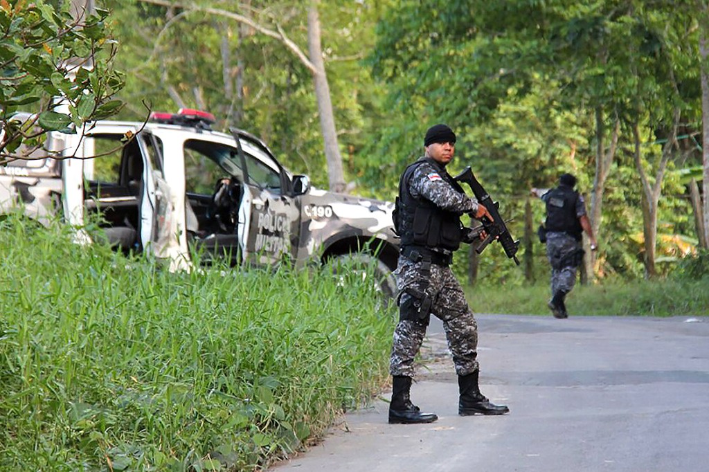 Policiais patrulham área em volta do Complexo Penitenciário Anísio Jobim (Compaj), em Manaus, após rebelião que deixou dezenas de mortos e feridos, no Amazonas