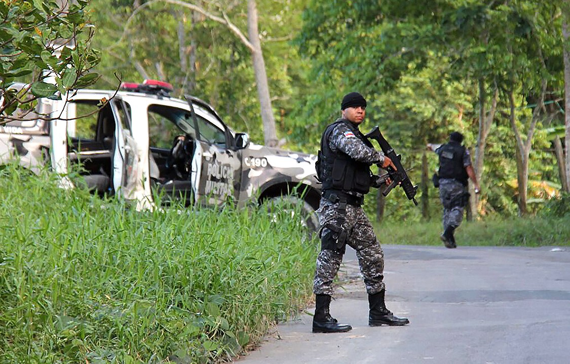 Policiais patrulham área em volta do Complexo Penitenciário Anísio Jobim (Compaj), em Manaus, após rebelião que deixou dezenas de mortos e feridos, no Amazonas