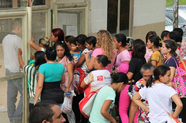 Famílias de presidiários do Complexo Anísio Jobim aguardam do lado de fora por informações sobre presos que participam de rebelião, em Manaus - 02/01/2017