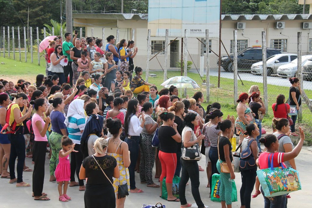 Famílias de presidiários do Complexo Anísio Jobim aguardam do lado de fora por informações sobre presos que participam de rebelião, em Manaus