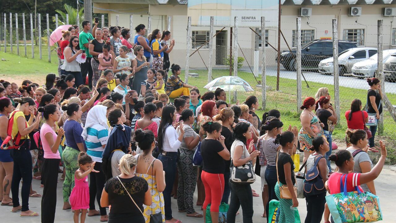 Famílias de presidiários do Complexo Anísio Jobim aguardam do lado de fora por informações sobre presos que participam de rebelião, em Manaus