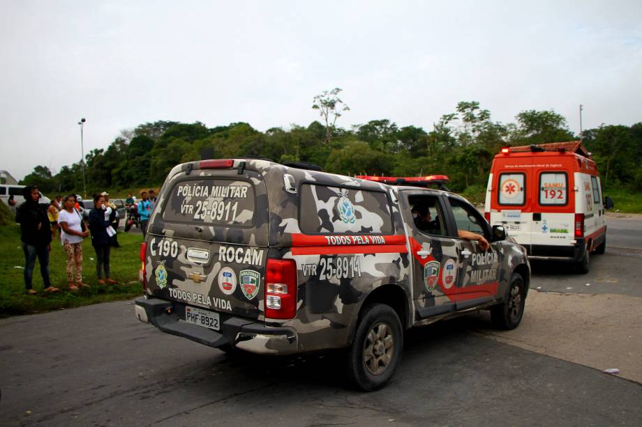 Ambulâncias com feridos são escoltadas pela polícia na saída do Complexo Penitenciário Anísio Jobim, em Manaus, após rebelião que deixou dezenas de mortos e feridos