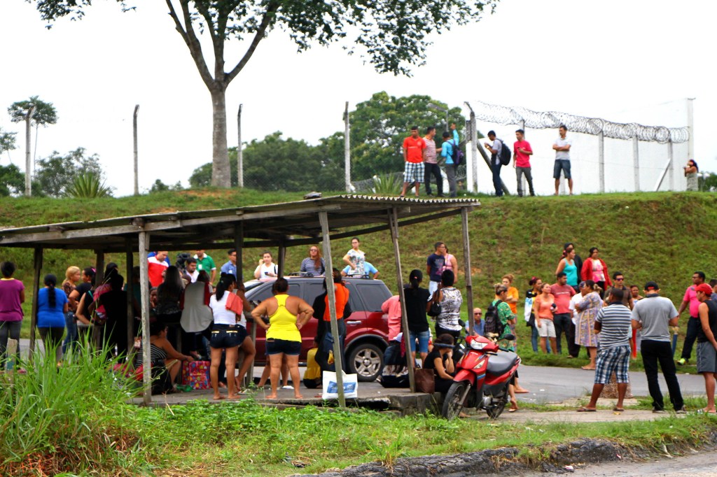 Parentes aguardam informações na entrada do Complexo Penitenciário Anísio Jobim, em Manaus, Amazonas