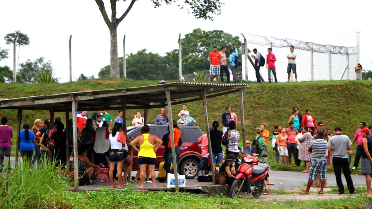 Parentes aguardam informações na entrada do Complexo Penitenciário Anísio Jobim, em Manaus, Amazonas