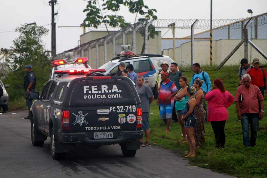 Ambulâncias com feridos são escoltadas pela polícia na saída do Complexo Penitenciário Anísio Jobim, em Manaus, após rebelião que deixou dezenas de mortos e feridos - 02/01/2017