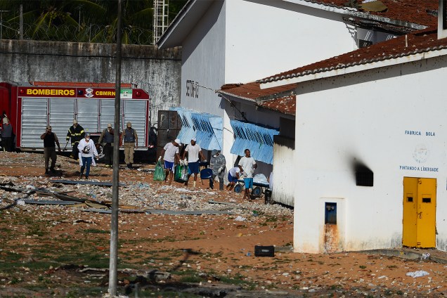 Corpos são retirados neste domingo (15) da Penitenciária Federal de Alcaçuz, na região metropolitana de Natal (RN). A rebelião durou cerca de 14h e teve pelo menos 27 mortos.