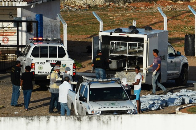 Corpos são retirados neste domingo (15) da Penitenciária Federal de Alcaçuz, na região metropolitana de Natal (RN). A rebelião durou cerca de 14h e teve pelo menos 27 mortos.
