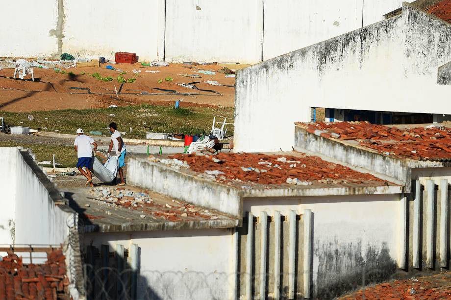 Corpos são retirados neste domingo (15) da Penitenciária Federal de Alcaçuz, na região metropolitana de Natal (RN). A rebelião durou cerca de 14h e teve pelo menos 27 mortos.