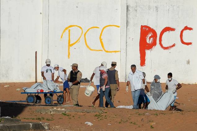 Corpos são retirados neste domingo (15) da Penitenciária Federal de Alcaçuz, na região metropolitana de Natal (RN). A rebelião durou cerca de 14h e teve pelo menos 27 mortos. Corpos são retirados neste domingo (15) da Penitenciária Federal de Alcaçuz, na região metropolitana de Natal (RN). A rebelião durou cerca de 14h e teve pelo menos 27 mortos.