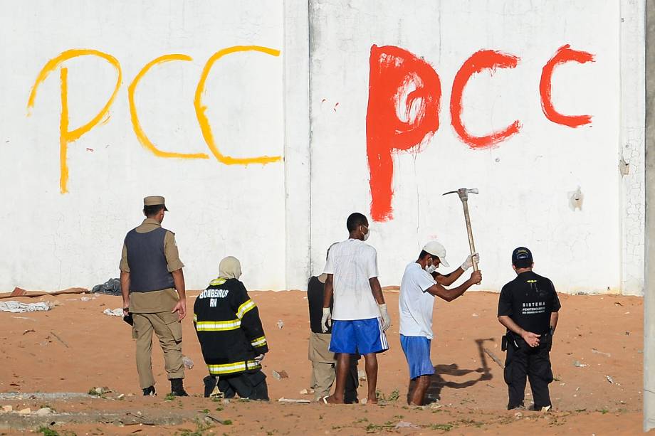 Corpos são retirados neste domingo (15) da Penitenciária Federal de Alcaçuz, na região metropolitana de Natal (RN). A rebelião durou cerca de 14h e teve pelo menos 27 mortos.