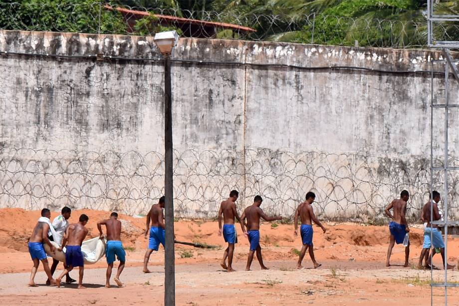 Corpos são retirados neste domingo (15) da Penitenciária Federal de Alcaçuz, na região metropolitana de Natal (RN). A rebelião durou cerca de 14h e teve pelo menos 27 mortos.